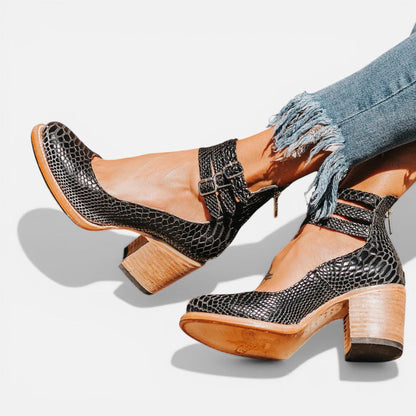 Dames pumps met blokhak, enkelbandjes en gespsluiting