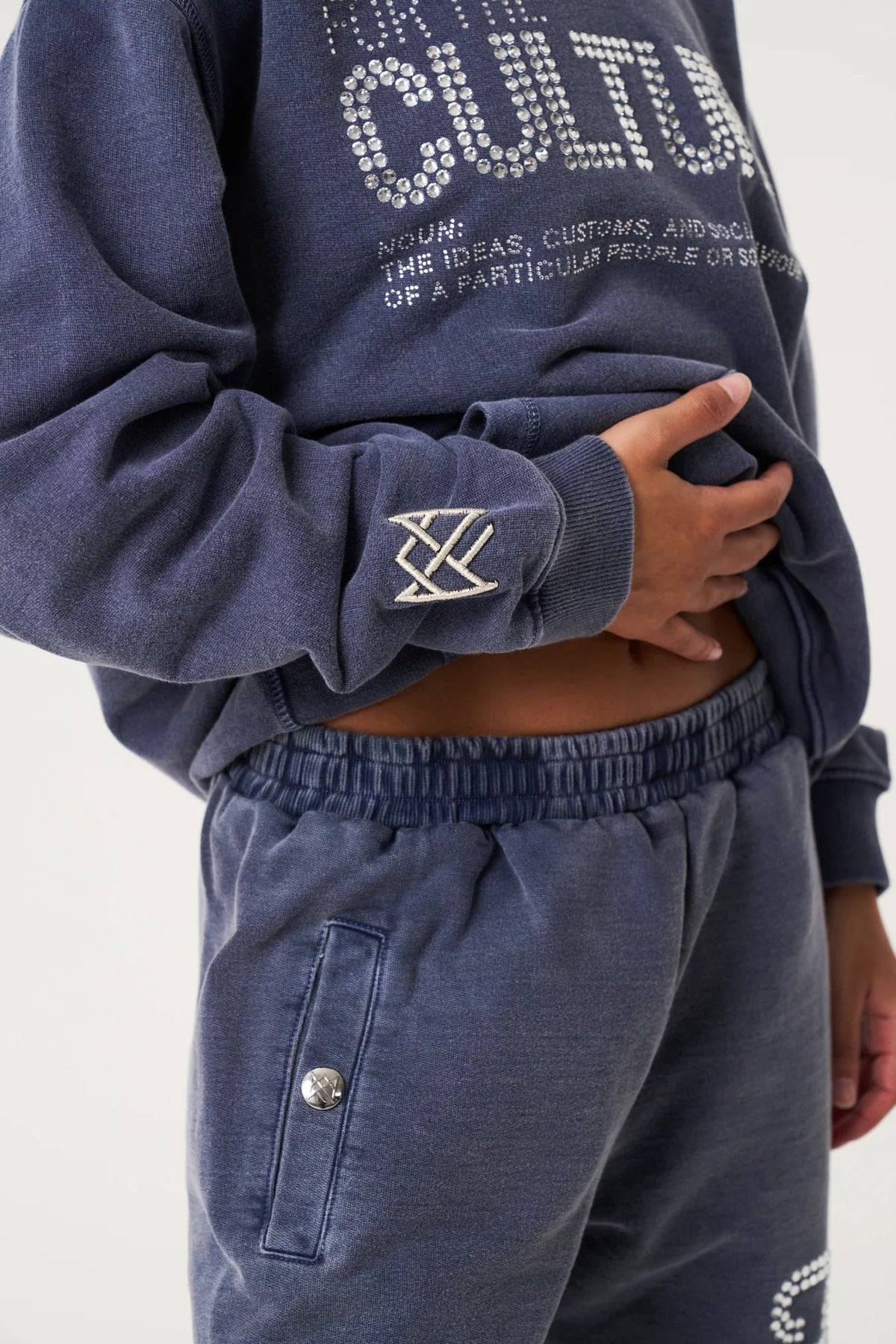 Ruimvallende hoodie dames met strass print en drukknoopsluiting