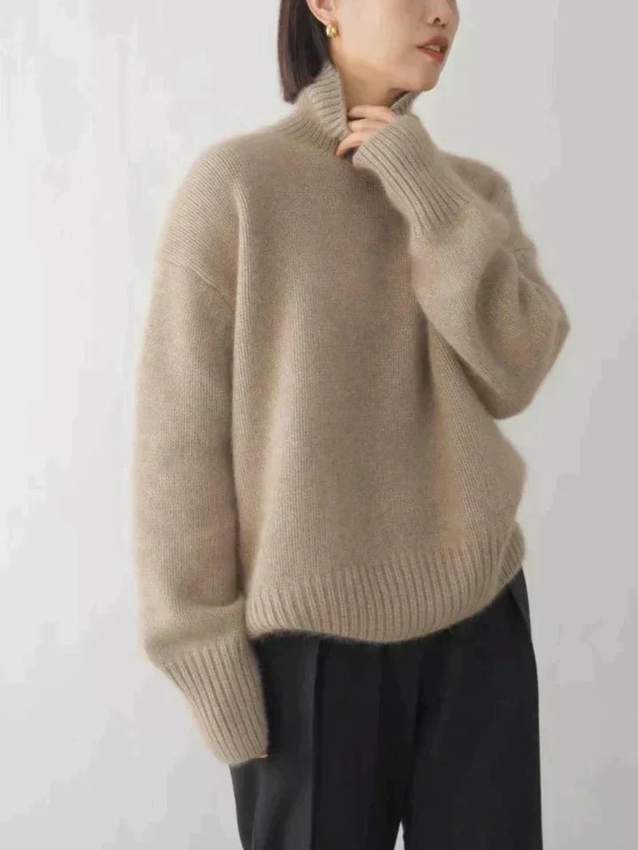 Stilren beige rullekragetrøye for dame, elegant strikkegenser for høst og vinter