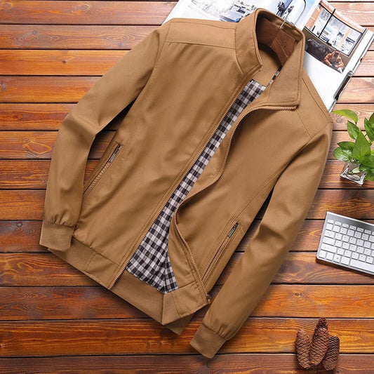 "Stijlvolle winddichte zomerjas voor heren in khaki met strakke kraag, ideaal voor winderige zomerdagen, diverse maten."