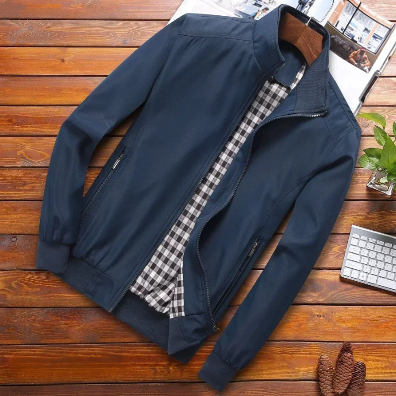 "Stijlvolle winddichte zomerjas voor heren in khaki met strakke kraag, ideaal voor winderige zomerdagen, diverse maten."
