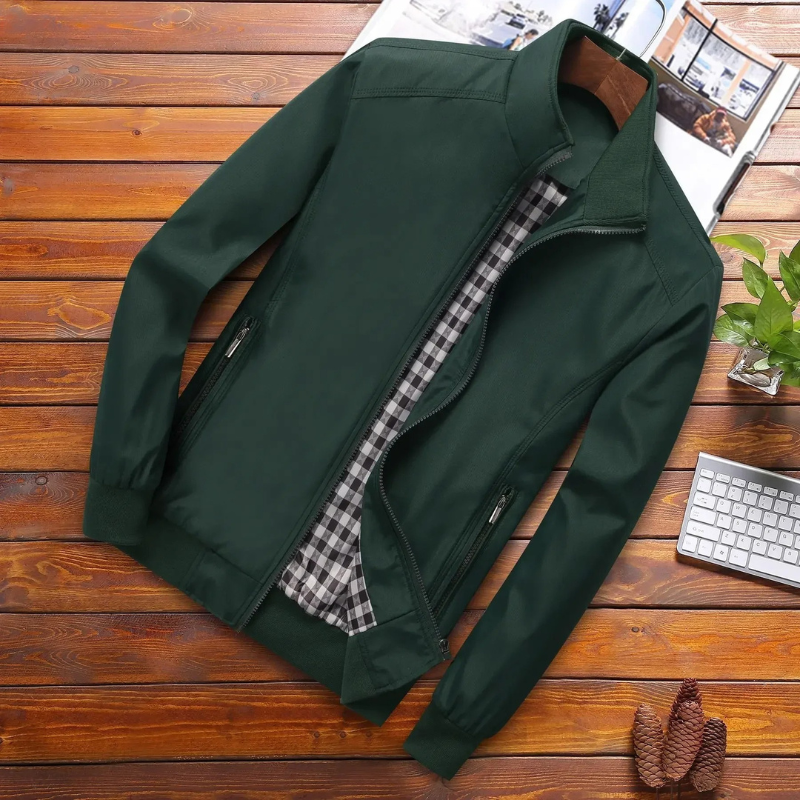 "Stijlvolle winddichte zomerjas voor heren in khaki met strakke kraag, ideaal voor winderige zomerdagen, diverse maten."